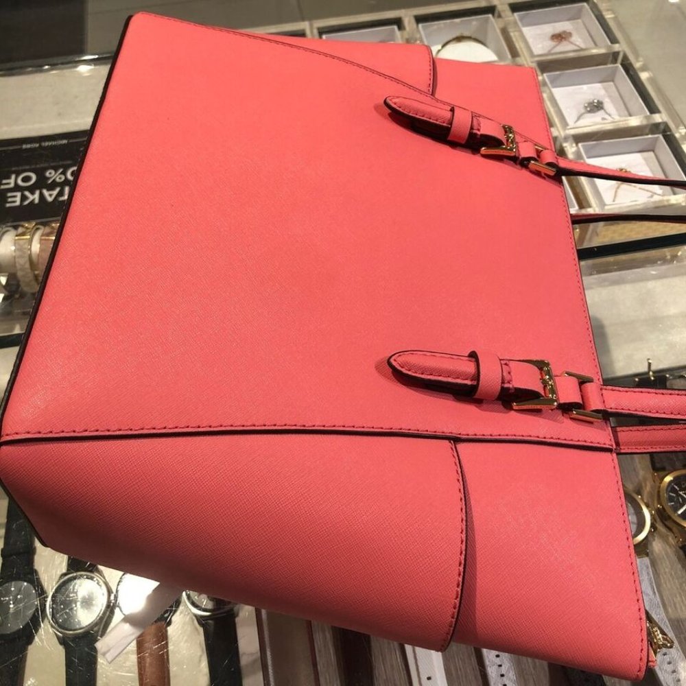Michael Kors Tea Rose Leather Tote: Elegance in Bloom